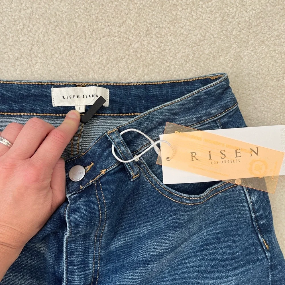 Women’s Risen Denim jean shorts - Picture 2 of 8